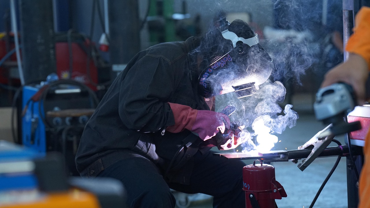 découvrez les bases de la soudure : techniques, outils essentiels et conseils pour débutants afin de maîtriser l'art du soudage en toute sécurité.